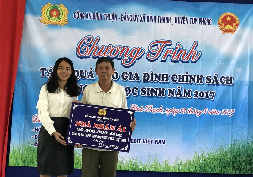 Bà Hoàng Anh Phương , Trưởng phòng Truyền thông Home Credit Việt Nam, trao bảng tượng trưng tặng nhà nhân ái cho hộ nghèo tại huyện Tuy Phong, tỉnh Bình Thuận