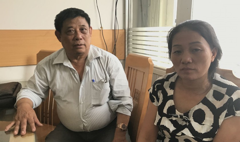 Bà Nguyễn Thị Bích Phượng và ông Tạ Miên Linh trình bày sự việc với phóng viên