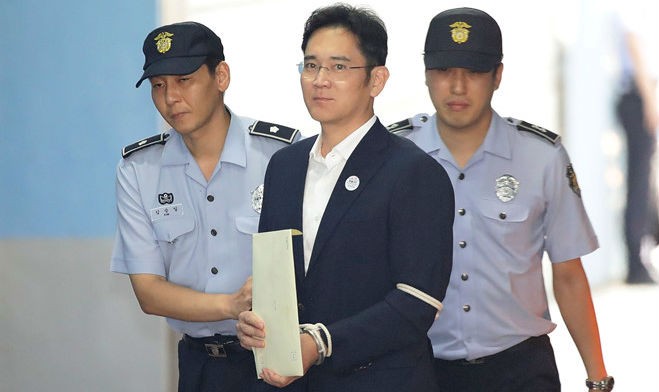 Ông Lee Jae Yong được đưa tới toà hôm 25/8. Ảnh Reuters/Zing