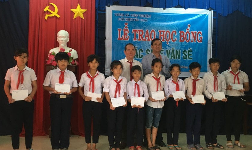 Bác sĩ Lê Văn Sẽ và ông Vương Văn Thắng, Phó Chủ tịch UBND tỉnh Tây Ninh trao học bổng cho các em học sinh. Ảnh: Võ Anh Tuấn