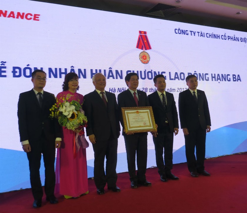 Phó Chủ tịch Quốc hội Uông Chu Lưu đã trao Huân chương Lao động hạng Ba cho EVNFinance