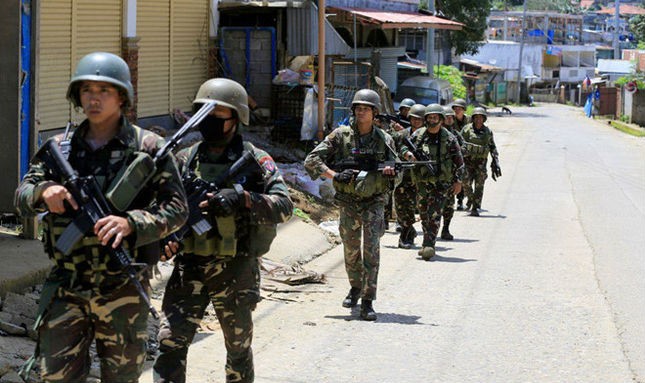 Quân đội Philippines tiến hành chiến dịch truy quét chân rết IS tại thành phố Marawi. Ảnh: Reuters/VTV