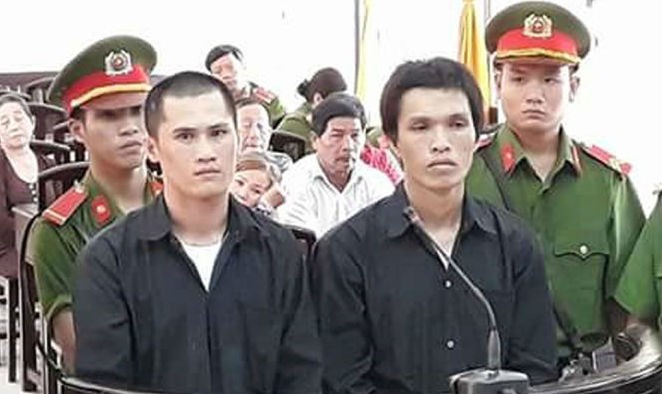 Bị cáo Nguyễn Văn Tình (trái) và Phạm Tuất Linh nghe tòa tuyên án. Ảnh: K.NAM/Báo Tuổi trẻ

