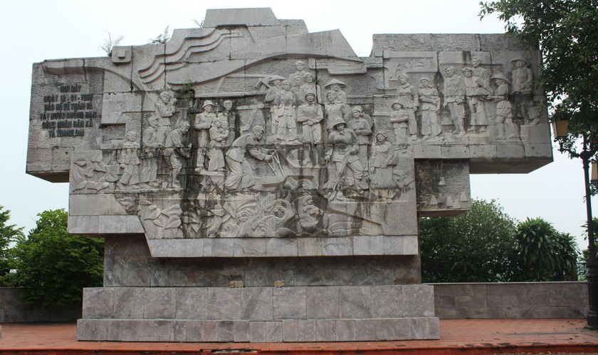 Khu đài tưởng niệm Bác Hồ tát nước chống hạn ngay tại cánh đồng Quai Chảo