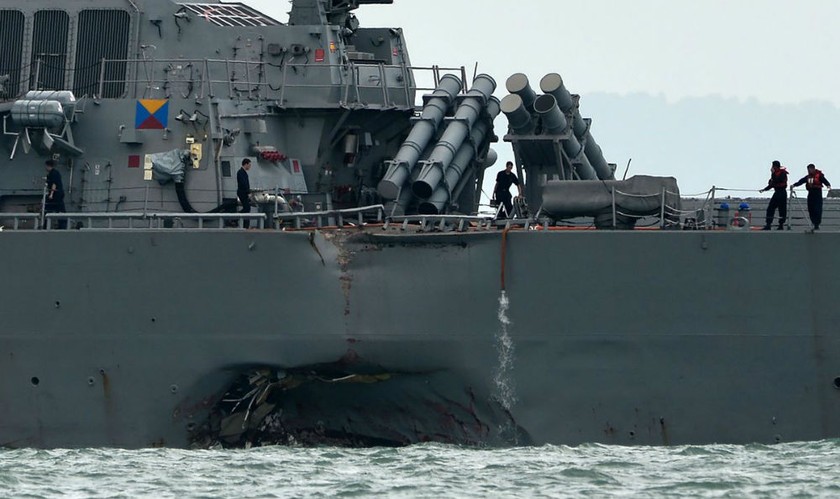 USS John S. McCain bị một lỗ thủng lớn sau va chạm