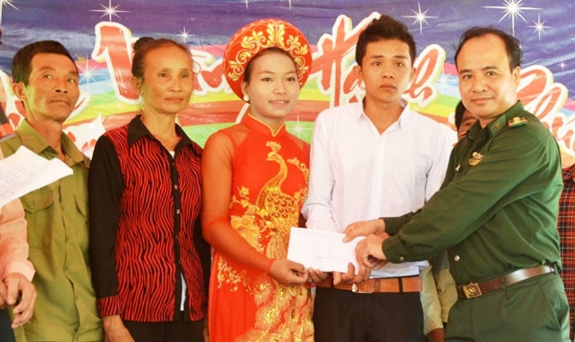 Đại diện lãnh đạo Bộ Chỉ huy BĐBP Hà Tĩnh tặng quà chúc mừng đôi trẻ Thanh Xuân-Quốc Ánh trong ngày cưới