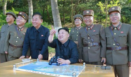 Nhà lãnh đạo Triều Tiên Kim Jong-un (giữa) giám sát một vụ phóng tên lửa tại địa điểm bí mật ngày 22/5. Ảnh: EPA/TTXVN