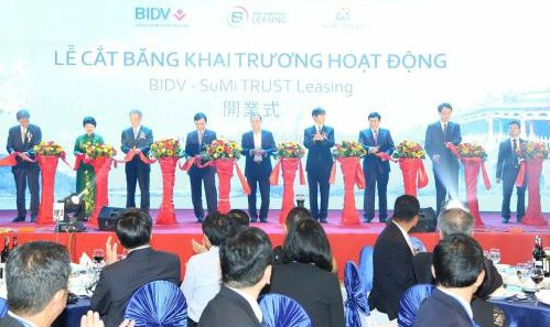 Cắt băng khai trương liên doanh cho thuê tài chính với nước ngoài đầu tiên tại Việt Nam. Ảnh: Mai Phương/BNEWS/TTXVN