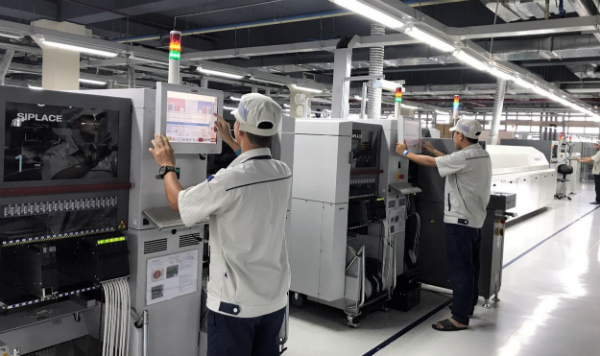 Một góc dây chuyền sản xuất tại Nhà máy sản xuất số 2 của VNPT tại Khu công nghệ cao Hòa Lạc