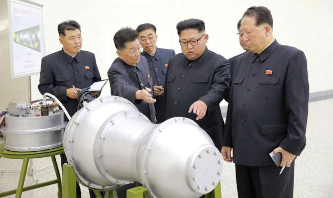 Lãnh đạo CHND Triều Tiên bên thiết bị được cho là bom nhiệt hạch của nước này