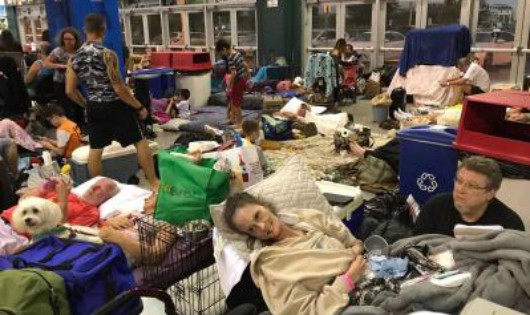 Người dân Mỹ ở một trung tâm trú ẩn tại Florida