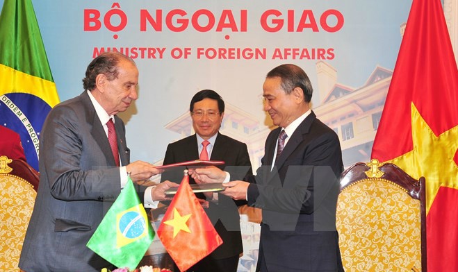Phó Thủ tướng, Bộ trưởng Ngoại giao Phạm Bình Minh chứng kiến Lễ ký Hiệp định Vận tải biển giữa Việt Nam và Brazil. (Ảnh: Nguyễn Khang/TTXVN)