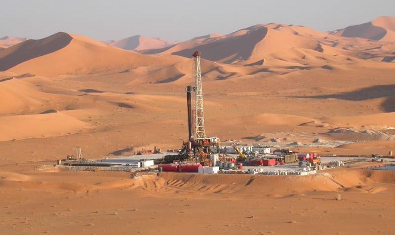 “Sự giàu có giả tạo” của Algeria có thể sụp đổ khi xảy ra cú sốc sụt giảm giá dầu. Trong ảnh: Khai thác dầu ở mỏ El Merk, Algeria