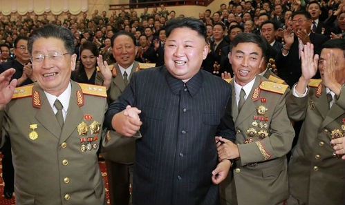 Lãnh đạo Triều Tiên Kim Jong-un (giữa). Ảnh: AFP/VnExpress