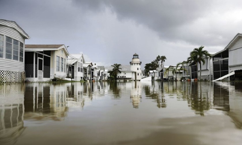 Một khu nhà lưu động bị ngập sau cơn bão Irma tại Everglades City, Florida
