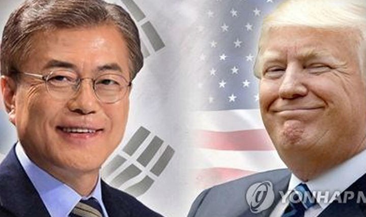 Tổng thống Hàn Quốc Moon Jae-in (trái) và người đồng cấp Donald Trump của Mỹ