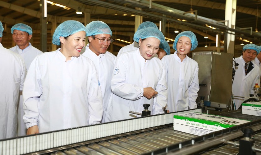 Chủ tịch Quốc Hội Nguyễn Thị Kim Ngân cùng bà Mai Kiều Liên - Tổng giám đốc Vinamilk tham quan dây chuyền sản xuất của nhà máy Sữa nước Việt Nam