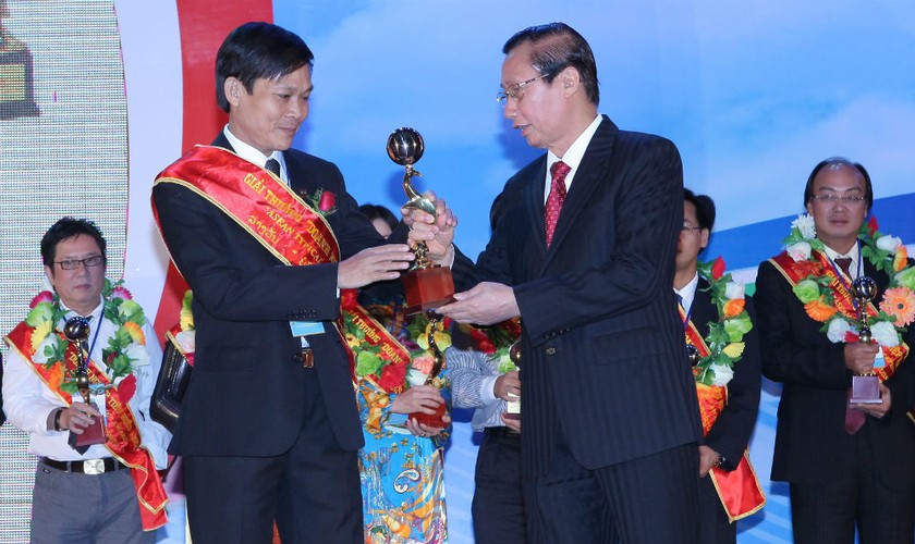Tổng Giám đốc Lê Quang Trưởng nhận Cúp vàng doanh nghiệp do nguyên Phó Chủ tịch Quốc hội Nguyễn Đức Kiên trao tặng
