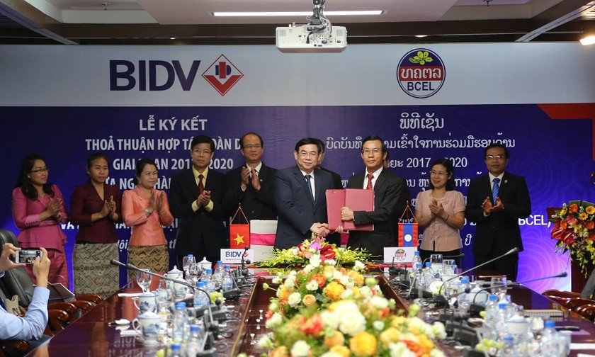 Ông Phan Đức Tú - TGĐ BIDV (bên trái) và Ông Phoukhong Chanthachack - TGĐ BCEL đại diện hai ngân hàng ký Thỏa thuận hợp tác toàn diện