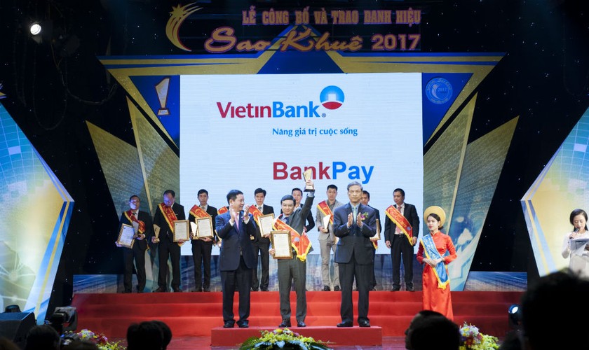 Ông Nguyễn Hoàng Nguyên - Phó Giám đốc Trung tâm CNTT VietinBank nhận Danh hiệu Sao Khuê 2017 cho sản phẩm BankPay. Ảnh: Thanh Nga