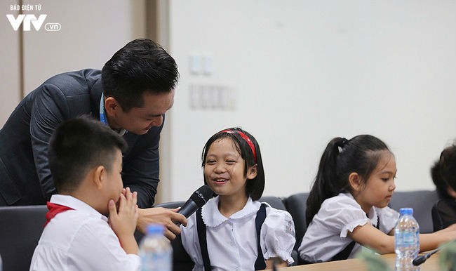 MC Hạnh Phúc phỏng vấn một em nhỏ tham gia Những đứa trẻ thông thái tại buổi họp báo chiều 21/9. Ảnh: N.A/VTV