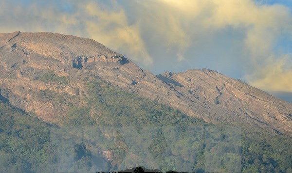 Núi Agung trên đảo Bali nhả khói và phun tro bụi. (Nguồn: AFP/TTXVN)