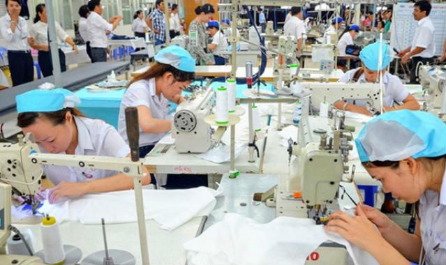 Tại hội thảo các chuyên gia kinh tế e ngại việc lương tối thiểu tăng nhanh hơn năng suất lao động khiến chi phí DN tăng lên dẫn tới nhiều lao động bị thất nghiệp, nhà đầu tư rời bỏ thị trường Việt Nam