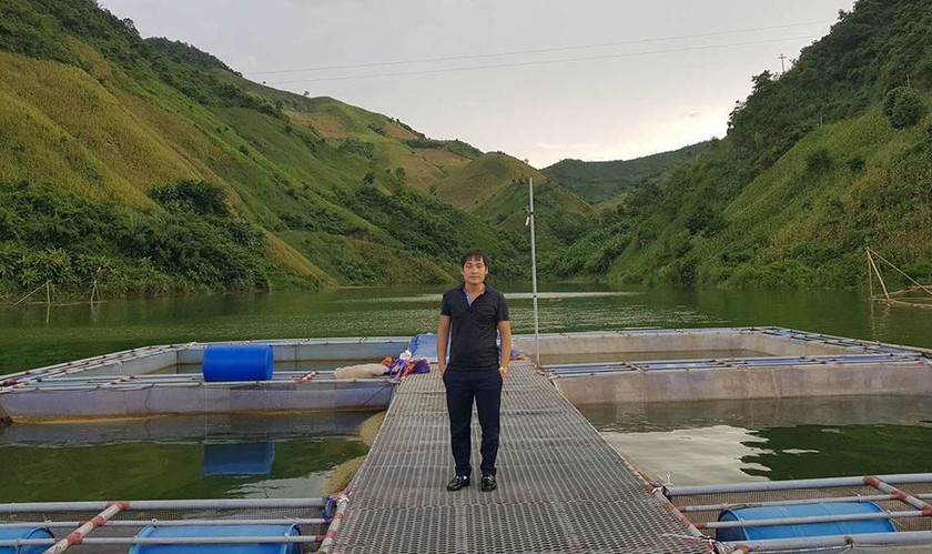 Anh Nguyễn Văn Min- Giám đốc Công ty Cổ phần Thủy sản sông Đà bên những lồng cá trên sông