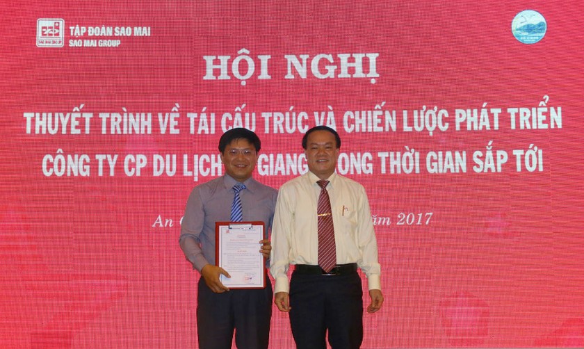 Ông Lê Thanh Thuấn – Chủ tịch HĐQT Tập đoàn Sao Mai thực hiện nghi thức trao quyết định bổ nhiệm tân Tổng Giám đốc Công ty Cổ phần Du lịch An Giang