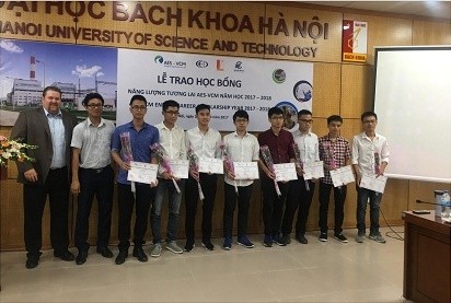 Tổng giám đốc Công ty AES-TKV Mông Dương trao học bổng cho các sinh viên
