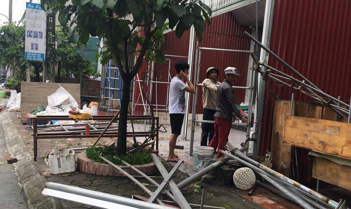 Một số hộ dân đang tháo dỡ mái tôn thì bị cắt điện nên phải để dở dang