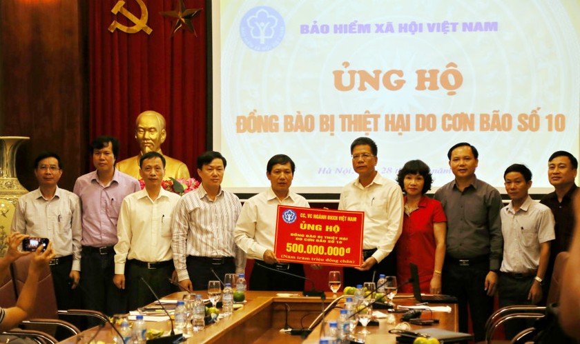 Phó Tổng Giám đốc BHXH Việt Nam Trần Đình Liệu trao tặng số tiền 500 triệu đồng ủng hộ đồng bào miền Trung