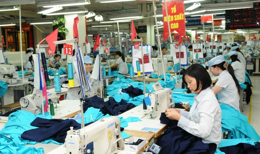 Công nhân công ty giày Đông Anh tích cực lao động sản xuất. Ảnh: Cấn Dũng