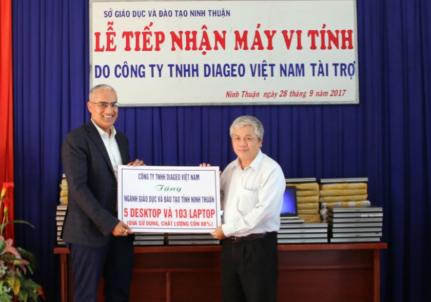 Ông Shivam Misra (bìa trái), Tổng giám đốc Diageo Việt Nam, trao tấm biển biểu trưng tặng máy tính cho đại diện lãnh đạo Sở Giáo dục-Đào tạo tỉnh Ninh Thuận. Ảnh: Hữu Phương 