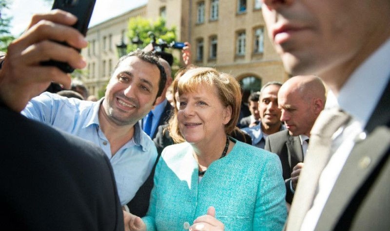 Hình ảnh thân thiện của bà Angela Merkel với người Đức