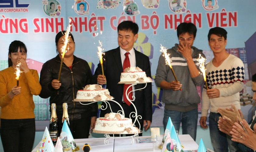 Anh Trần Tiến Dũng (đứng giữa) trong một buổi tổ chức sinh nhật cho cán bộ nhân viên công ty