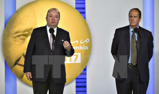 Bộ trưởng Quốc phòng Colombia Luis Carlos Villegas (trái) và Trưởng đoàn đàm phán ELN Juan Camilo Restrepo trong cuộc họp báo về thỏa thuận ngừng bắn song phương ở Bogota, Colombia ngày 5/9. (Nguồn: AFP/TTXVN)
