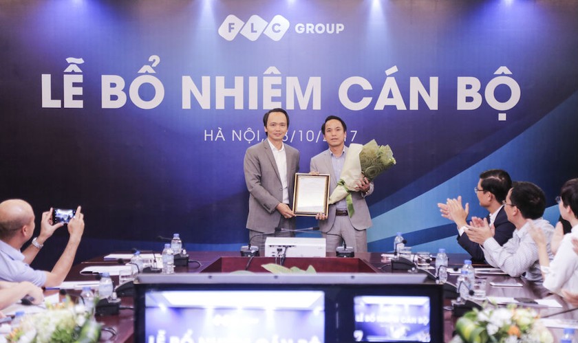Chủ tịch HĐQT Tập đoàn FLC ông Trịnh Văn Quyết trao Nghị quyết bổ nhiệm chức vụ Phó tổng giám đốc cho ông Nguyễn Thanh Bình