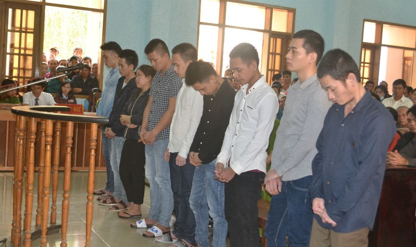 Phạm Thái Long (bên phải ngoài cùng) và các bị cáo tại phiên tòa