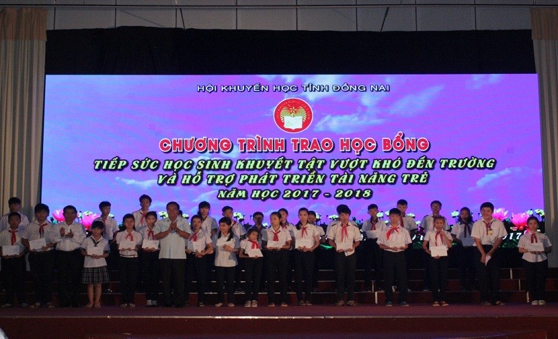 Đại diện Công ty Vedan Việt Nam trao học bổng cho các em học sinh