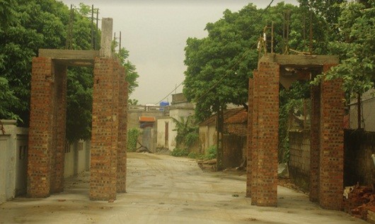 Cổng làng Dương Hồi xây trên đường làng (phía ngoài Khu di tích) đang bị đình chỉ thi công
