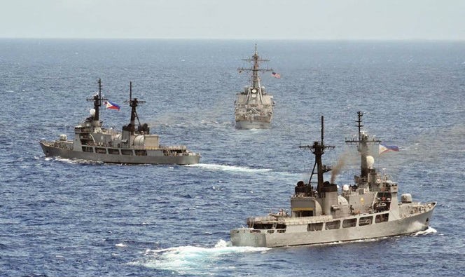 Tàu hải quân Philippines và Mỹ trong cuộc tập trận CARAT. Nguồn: Hải quân Mỹ/Báo Thanh niên