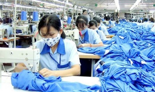 Với các doanh nghiệp sử dụng nhiều lao động như ngành Dệt may, da giày, việc tăng lương đang gây rất nhiều khó khăn cho doanh nghiệp (Ảnh minh họa)