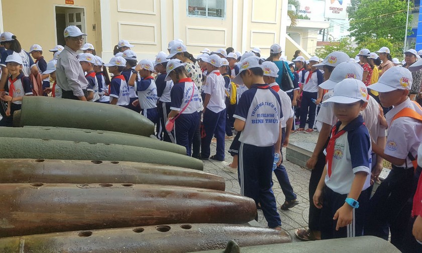Học sinh trên địa bàn TP Cần Thơ tham quan tại lễ khai mạc trưng bày bom mìn, vật nổ còn sót lại sau chiến tranh tại Bảo tàng lực lượng vũ trang Quân khu 9