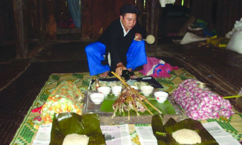 Một nghi thức cúng chín trong Lễ cúng sức khỏe của dân tộc Lô Lô đen ở huyện Bảo Lạc, Bảo Lâm (Cao Bằng) - Ảnh Nông Tiến Quyết