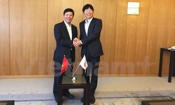 Đại sứ Nguyễn Quốc Cường (trái) và Thống đốc tỉnh Okayama Ibaragi Ryuta. (Ảnh: Nguyễn Tuyến/Vietnam+)