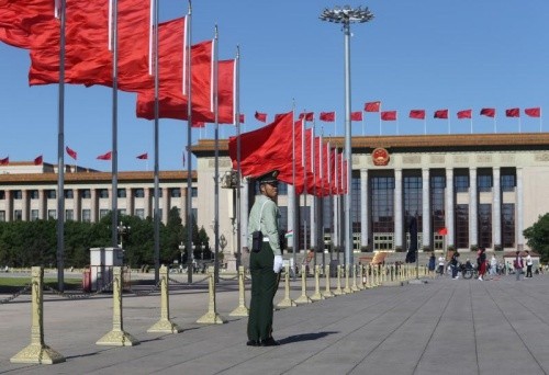 Cờ Trung Quốc tại Quảng trường Thiên An Môn, Bắc Kinh. Ảnh: Reuters/VnE