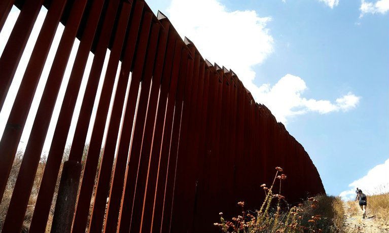 Bức tường biên giới giữa Tecate, Mexico và Tecate, Mỹ