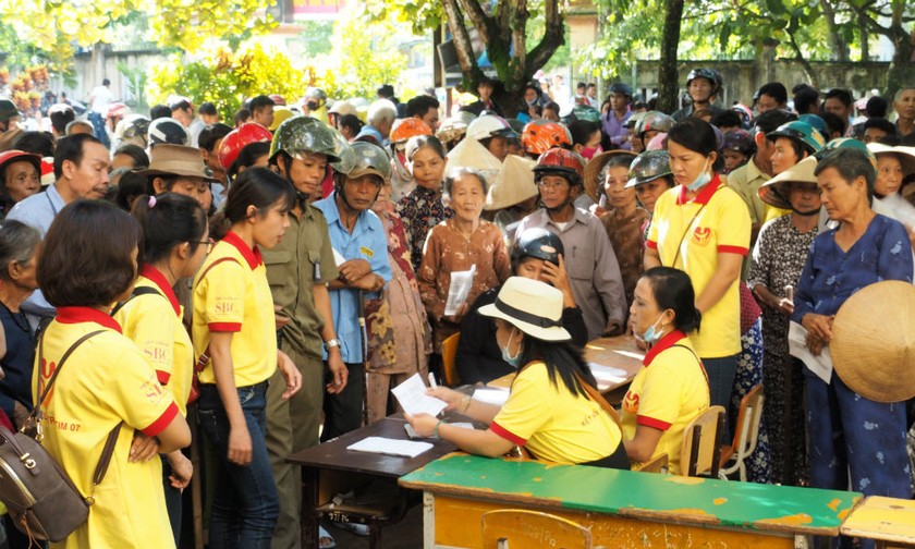 Đông đảo người dân huyện Trà Bồng đến điểm tổ chức để được khám bệnh, nhận quà