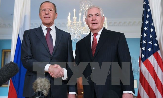 Ngoại trưởng Nga Sergei Lavrov và người đồng cấp Mỹ Rex Tillerson. (Nguồn: AFP/TTXVN)